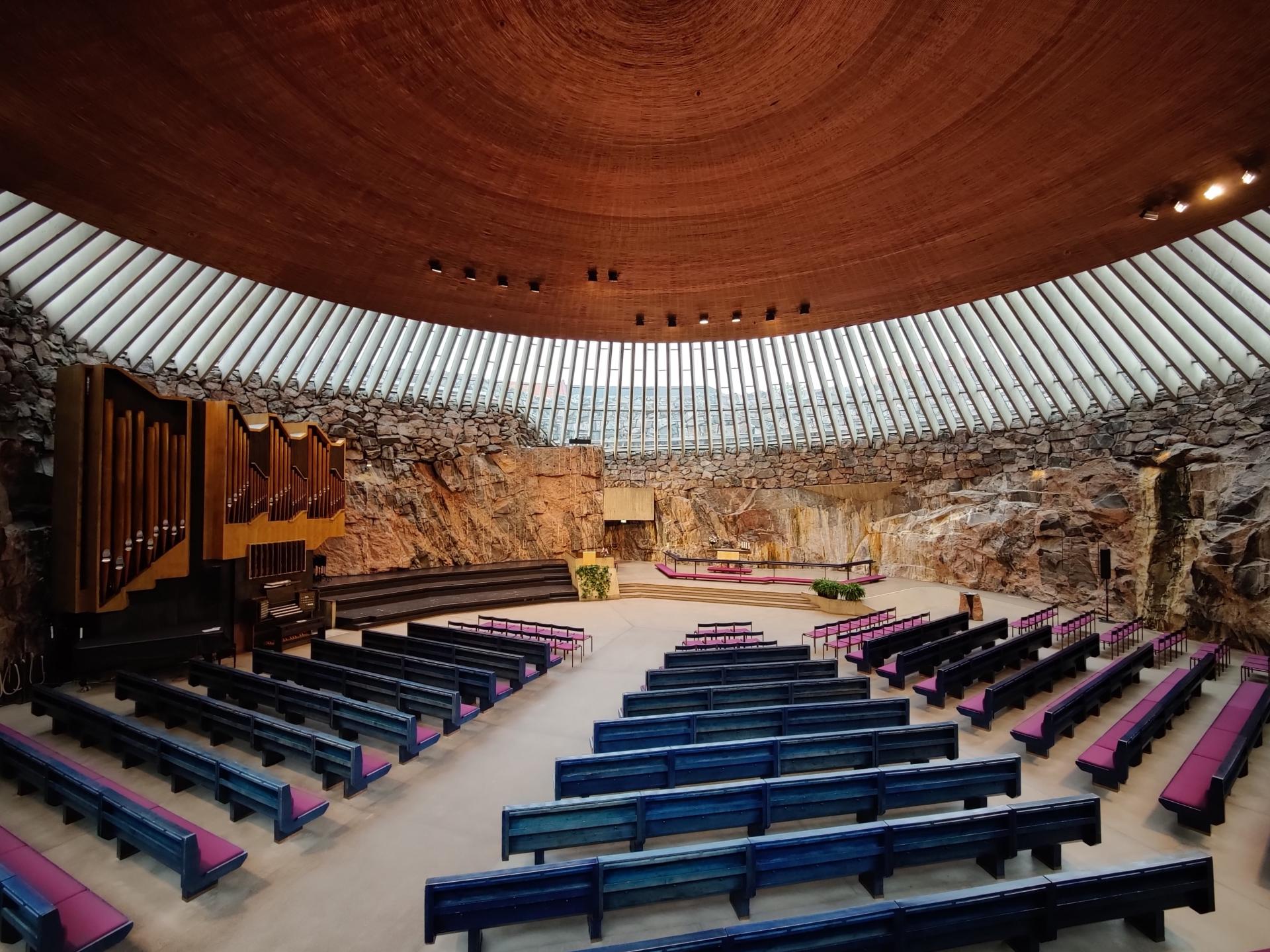 Temppeliaukion kirkon kirkkosali. Temppeliaukio Church's church hall.